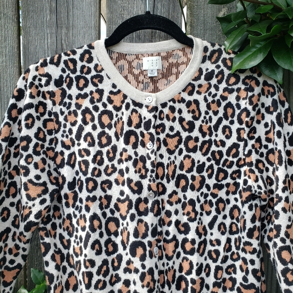 Thick & cozy leopard print button down cardigan - Picture 3 of 12